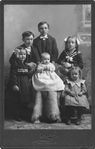 Charley and Carrie (Bestull) Thompson's children. Oldest to youngest: Rudolph, Jerome, Stella, Junis, Minerva, May.